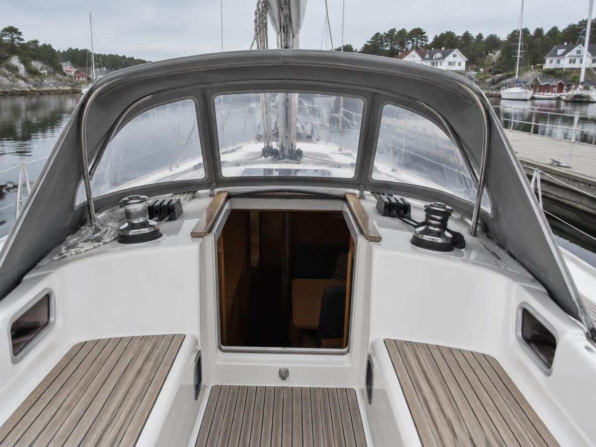 Nærbilde av skreddersydd grå sprayhood med vinduer og stålramme på seilbåt