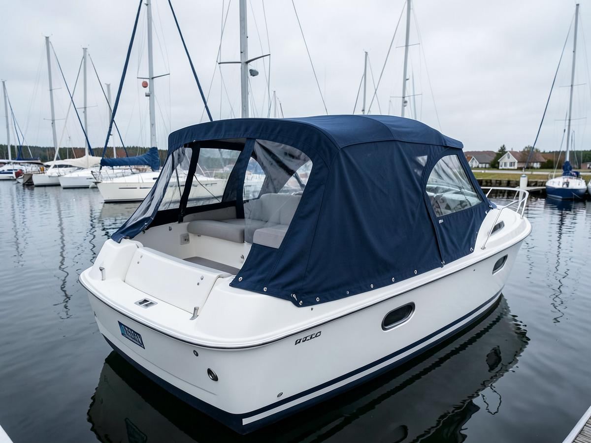 Motorbåt med marineblå kalesje over cockpiten