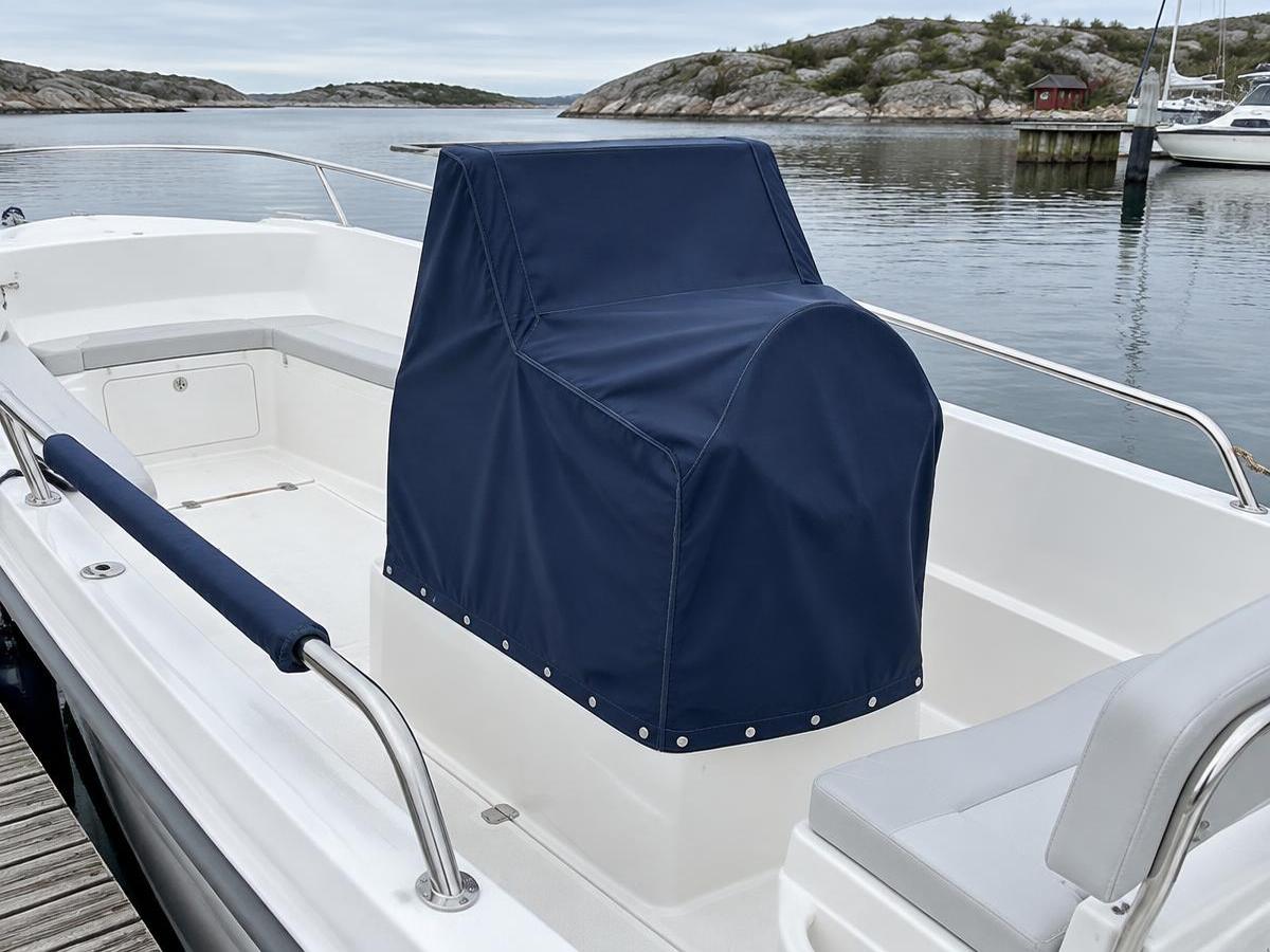 Skreddersydd marineblått konsolltrekk og rekketrekk på motorbåt ved brygge
