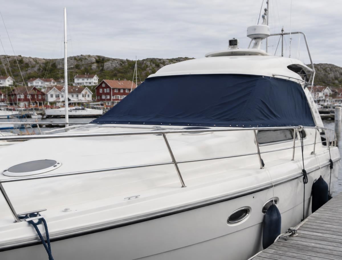 Mørk blått vindustrekk over frontvinduene på en motorbåt